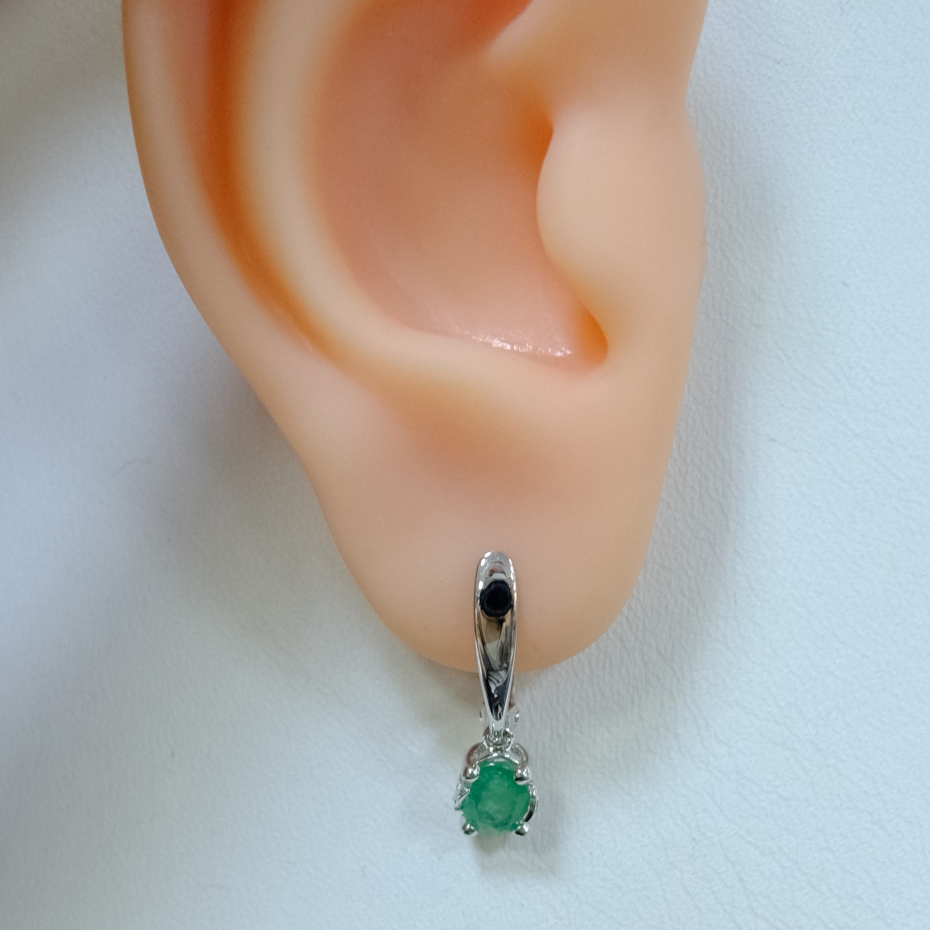 Серебряные серьги с изумрудами
